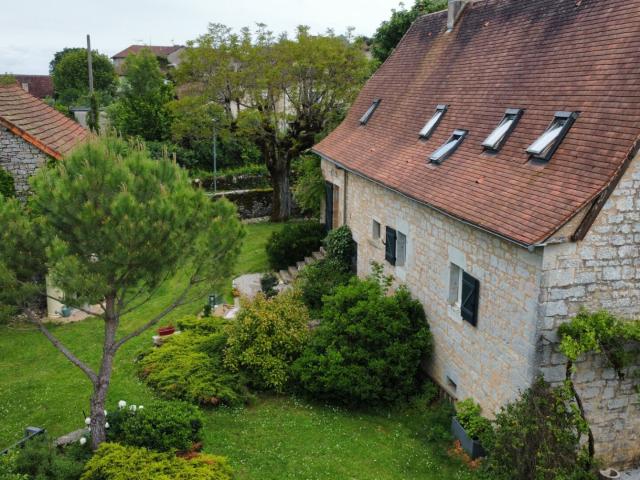 Très belle propriété en pierre avec dépendances et piscine 125m² Livernon
