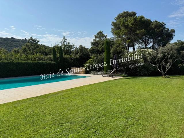 Trés belle villa au calme avec grande pisicne