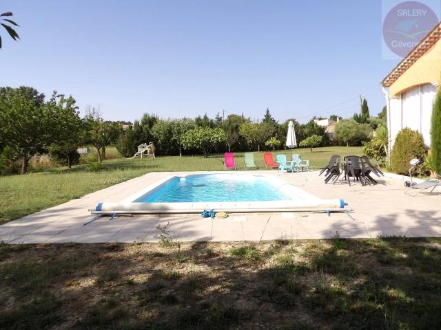 Tres belle villa avec piscine et terrain de 2691m²