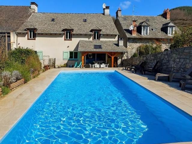 Très charmante maison de village 2009 avec piscine et jardin Entraygues sur Truyere 12140