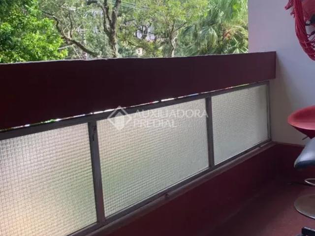 Três dormitórios com vaga junto à Redenção