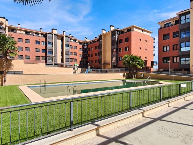 TRES dormitorios DOS baños SIN MUEBLES con Terrazas y Piscina