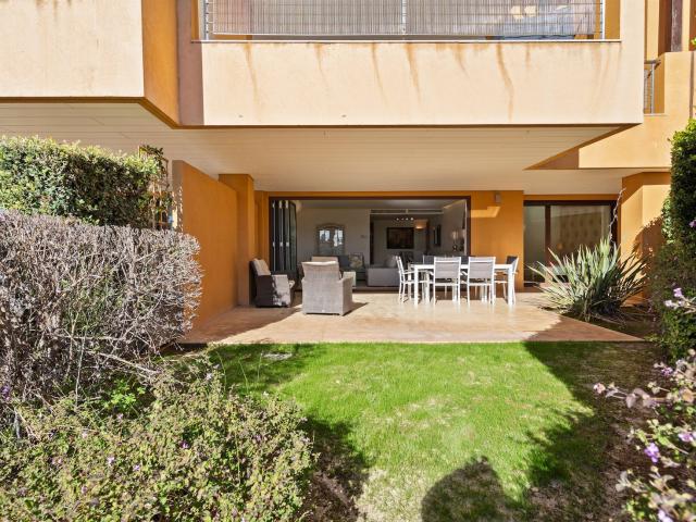 Tres dormitorios, jardín privado y una ubicación dentro de u. 160m² Sotogrande
