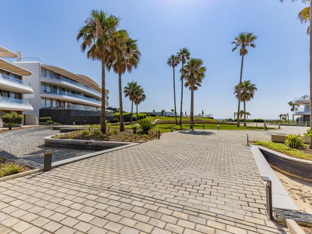 Tres dormitorios, vistas abiertas al mar y acceso directo a. 118m² Estepona