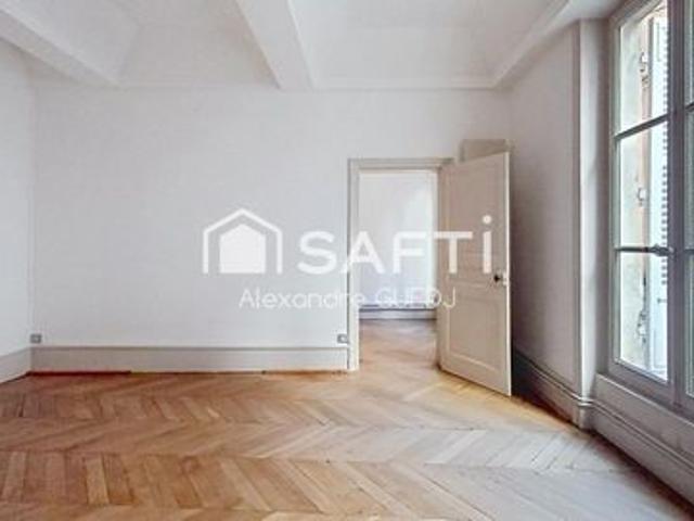 TRES GRAND APPARTEMENT PLACE BELLECOUR LYON