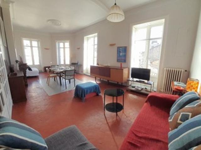 Très grande logement dans appartement haussmannien