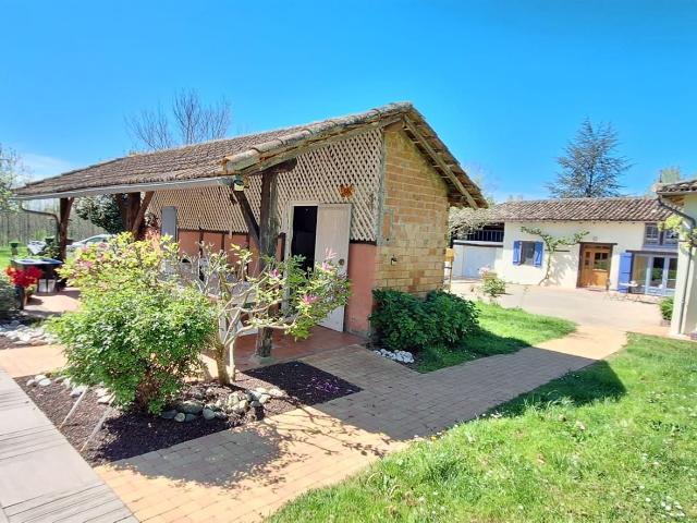 Très joli site en campagne avec maison principale, 1 gîte et. 285m² Simorre