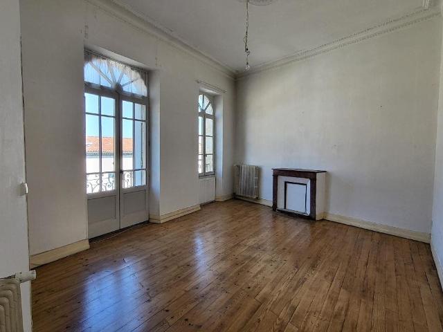 TRES JOLIE MAISON AU CENTRE DE CONDOM Très grand et haut g. 0m² Condom
