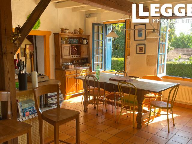 Très jolie maison authentique aux abords du village, avec piscine, beaux volumes et fort attrait locatif