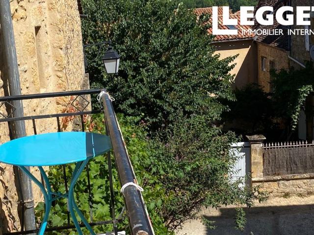Très jolie maison de village en pierres située dans la partie historique proche de toutes commodités