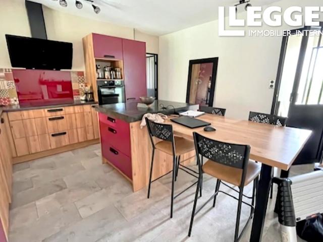 Très jolie maison des années 1980 située sur une magnifique parcelle divisible de 3 032 m²