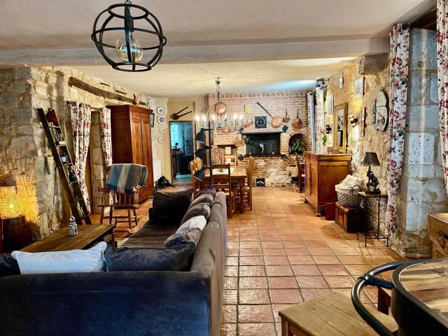Très jolie maison en pierre. 331m² Issigeac