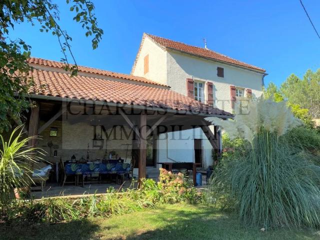 Très jolie maison en pierre avec grange aménagée et beau jar. 165m² Frayssinet le Gélat