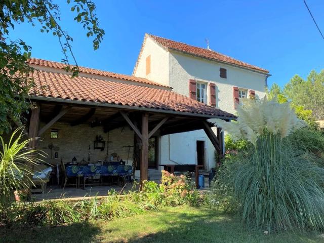 Très jolie maison en pierre avec grange aménagée et beau jardin
