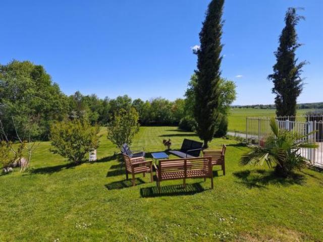 Très jolie maison en pierre située à la campagne
