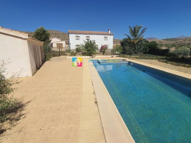 ¡Tres propiedades en venta! En total hay 11 dormitorios y 5. 705m² Albox