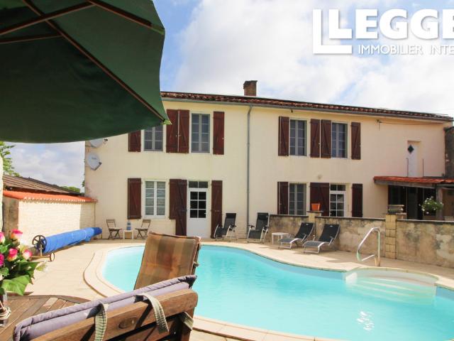 Grande maison familiale pleine de charme avec 6/7 chambres, piscine, porche en pierre, jardin et dépendances