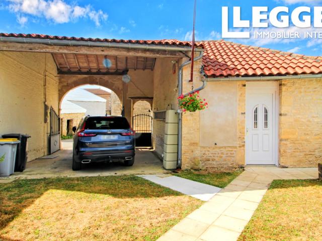 Grande maison familiale pleine de charme avec 6/7 chambres, piscine, porche en pierre, jardin et dépendances
