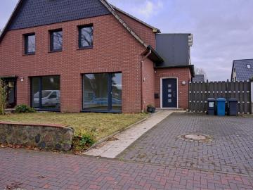 Trittau Erstbezug nach Sanierung: Große Erdgeschoss Wohnung mit Terrasse + Garten