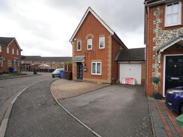 Triumph Close, Grays 3 bed detached house to rent £2,100 pcm £485 pw