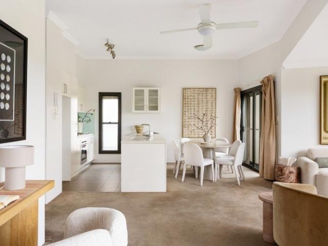 Tri balcony apartment on leafy cul de sac