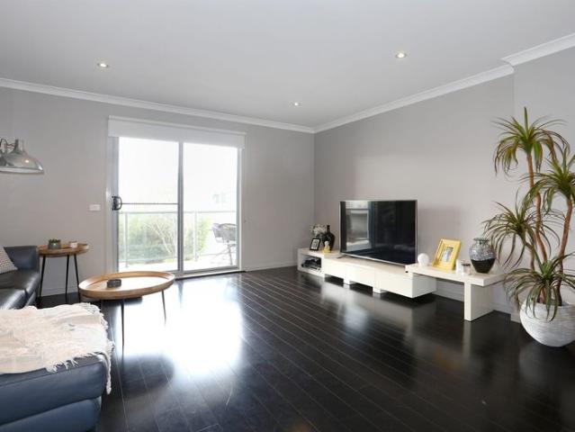 TRI LEVEL 3 STOREY TOWNHOUSE, WALKING DISTANCE TO LAKESIDE SHOPPING, CULTURAL CENTRE AND LAKE/PARK