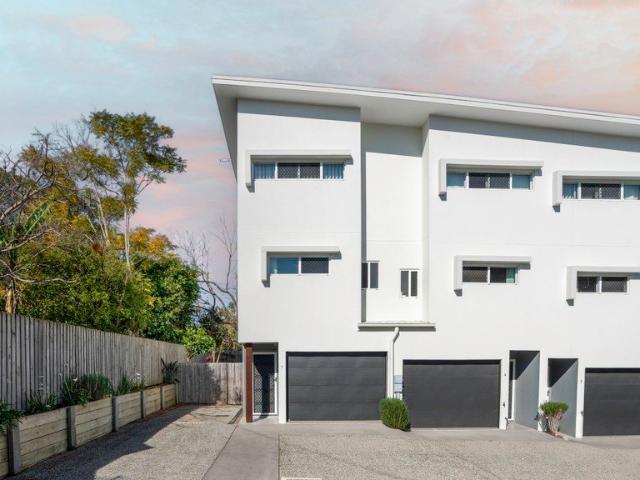 Tri Level Living in the Heart of Oxley