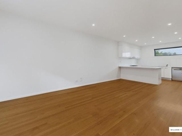 Tri Level Townhouse a stones throw to Highpoint Shopping Centre