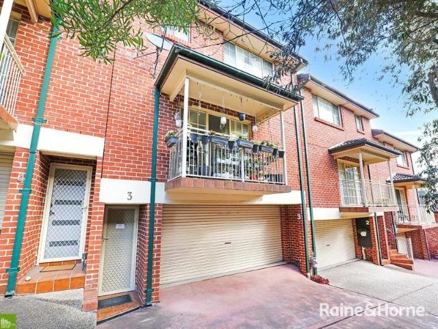 Tri Level Townhouse With Double Lock Up Garage, Under 800 Metres to Pristine Beaches
