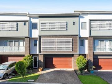 Tri Level Townhouse in a Perfect Location!