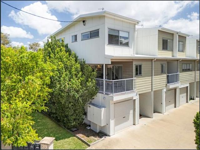 TRI LEVEL TOWNHOUSE IN GLADSTONE CITY