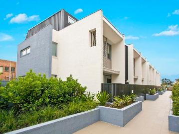 Tri Level Townhouse In Premier Location