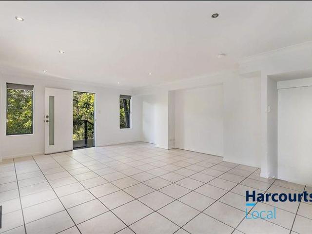 Tri Level Townhouse Living in the Heart of Taringa