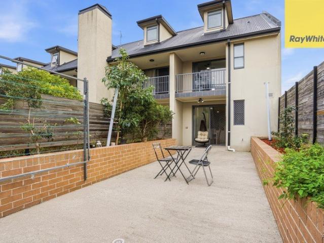 TRI LEVEL TOWNHOUSE | SHORT WALK TO STATION | SEMI DETACHED