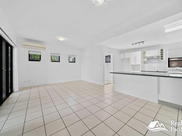 Tri level three bedroom townhouse Newly Refurbished! Presents Beautifully