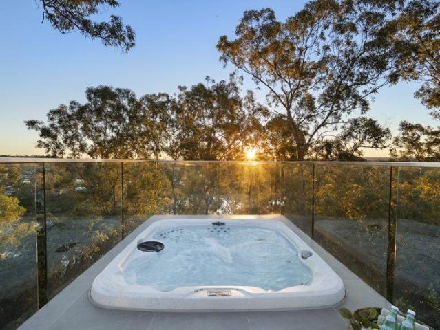 Tri Level Tranquillity in a Treetop Corinda Pocket