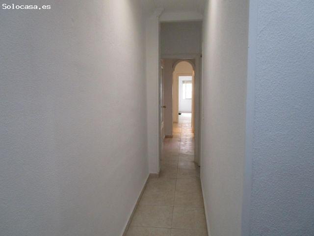 Triana, junto San Jacinto. Excelente piso de 2 habitaciones se alquila. Balcón terraza