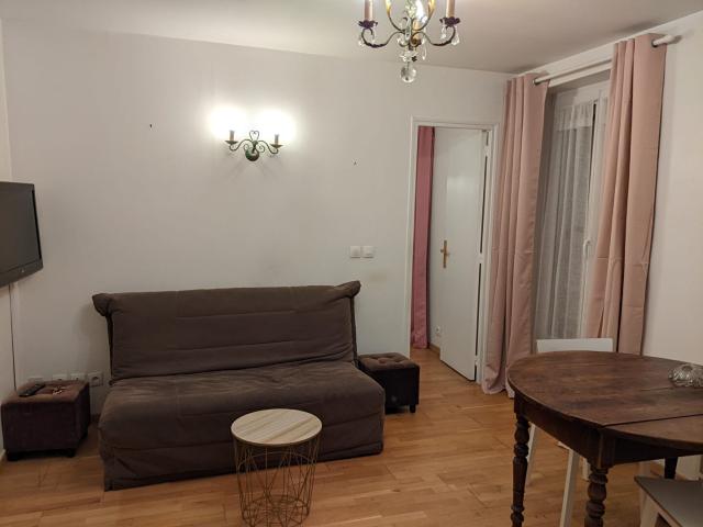 TRIANGLE D'OR 2 PIECES DE 28 M2 AVEC DEPENDANCE DE 90 M2