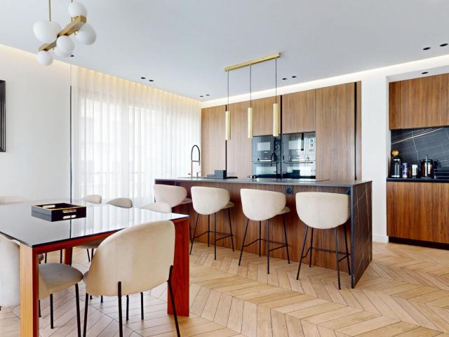 Triangle d'Or Bien d'exception de 126 m2 en étage élevé avec balcon