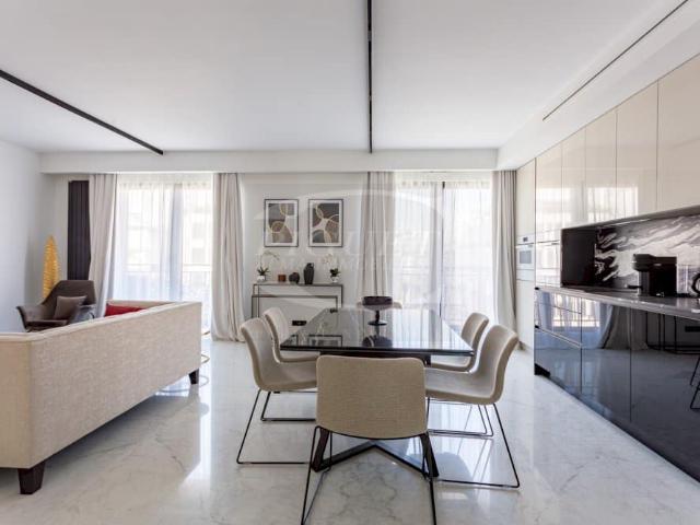 TRIANGLE D'OR DIRECTEMENT SUR L'AVENUE MONTAIGNECatherine PiguetAlma Immobilier