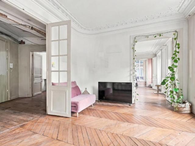 Triangle d'or du 10 eme: appartement familial à finir de rénover avec tout le charme de l'ancien