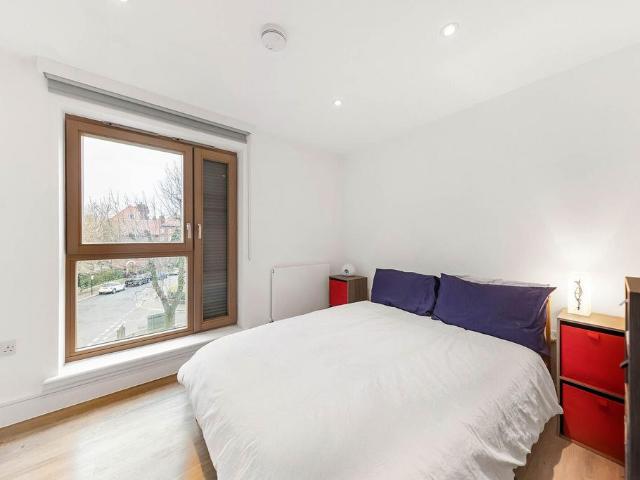 Triangle Place, Clapham, London, SW4 1 bed flat to rent £2,300 pcm £531 pw