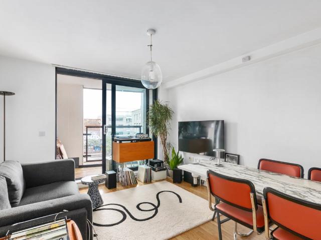 Triangle Road, London E8, 2 bed flat to rent, £2,600 pcm | PrimeLocation