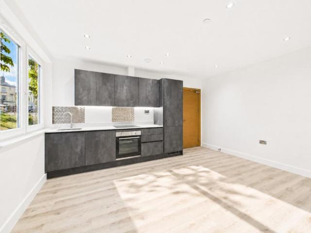 Tricorn House, Westward Road, Stroud. 1 bed apartment to rent £775 pcm £179 pw