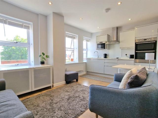 Trident House, Victoria Road GU14, 1 bed flat to rent, £1,200 pcm | PrimeLocation
