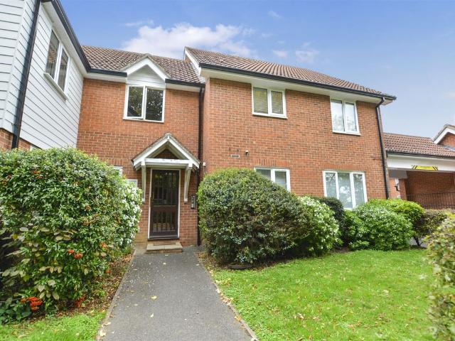Trienna Court, Wendover Gardens, Brentwood CM13, 1 bed flat to rent, £1,500 pcm | PrimeLocation
