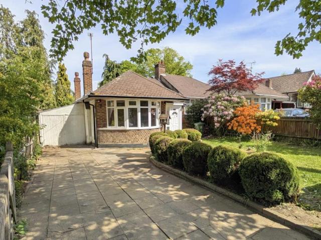 Triggs Lane, Woking GU22 2 bed semi detached bungalow to rent £1,800 pcm £415 pw