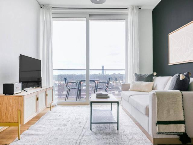 Triiiple Tower, zentral mit Grünblick direkt an Ubahn & Donau, Rooftop Pool, Concierge vieles mehr VIE84