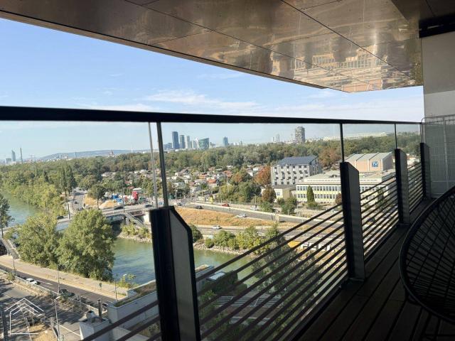 TRIIIPLE Tower Neuwertige Garconniere mit großem Balkon, 10. Etage