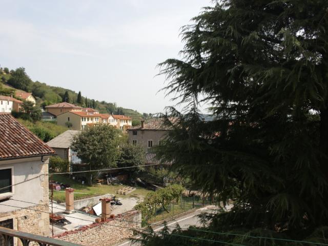 Trilocale completamente ristrutturato in piazza a Barbarano V.no